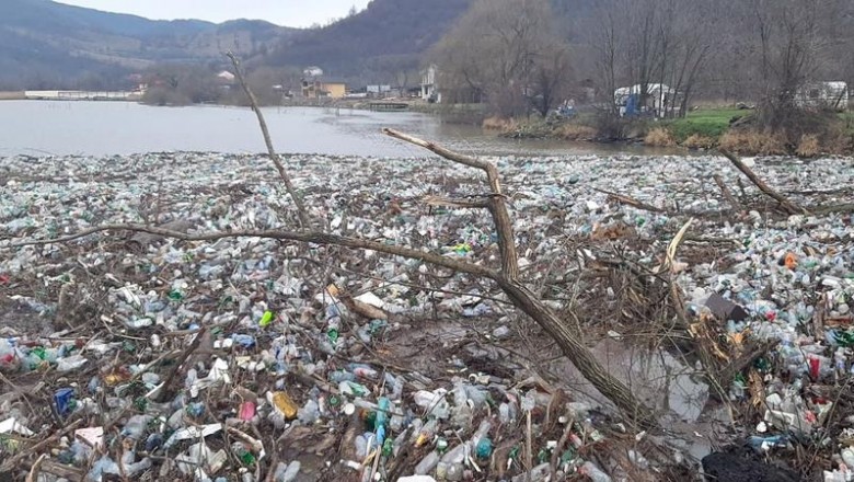 România, 2021. Dunărea, invadată de mii de pet-uri și resturi menajere în urma inundațiilor