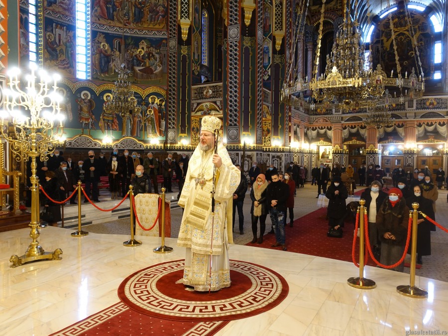 (FOTO) Omul între lumină și întuneric. Liturghie Arhierească la Catedrala Arhiepiscopală din Arad