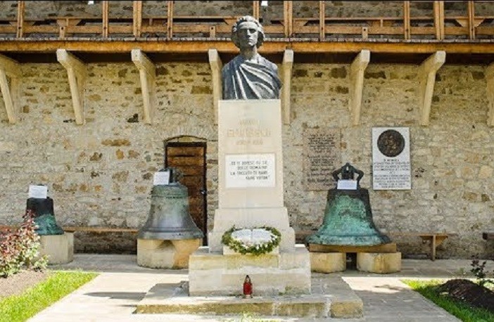 Parastas la Mănăstirea Putna, la 171 de ani de la nașterea poetului Mihai Eminescu