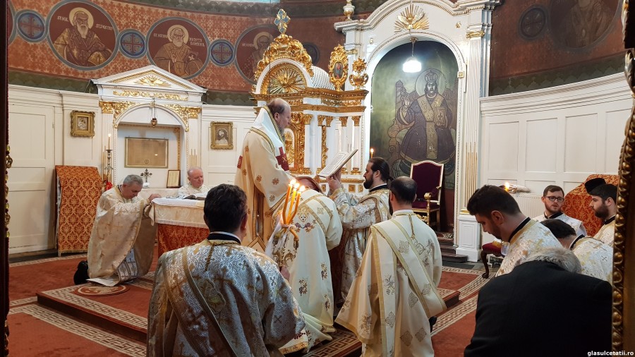 ÎN IMAGINI – Liturghie Arhierească și hirotonie întru diacon, la Catedrala Veche din Arad, în Duminica a 29-a după Rusalii