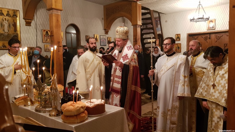 (FOTO) Slujbă de priveghere la Paraclisul Facultății de Teologie din Arad, în Ajunul prăznuirii Sfinților Trei Ierarhi