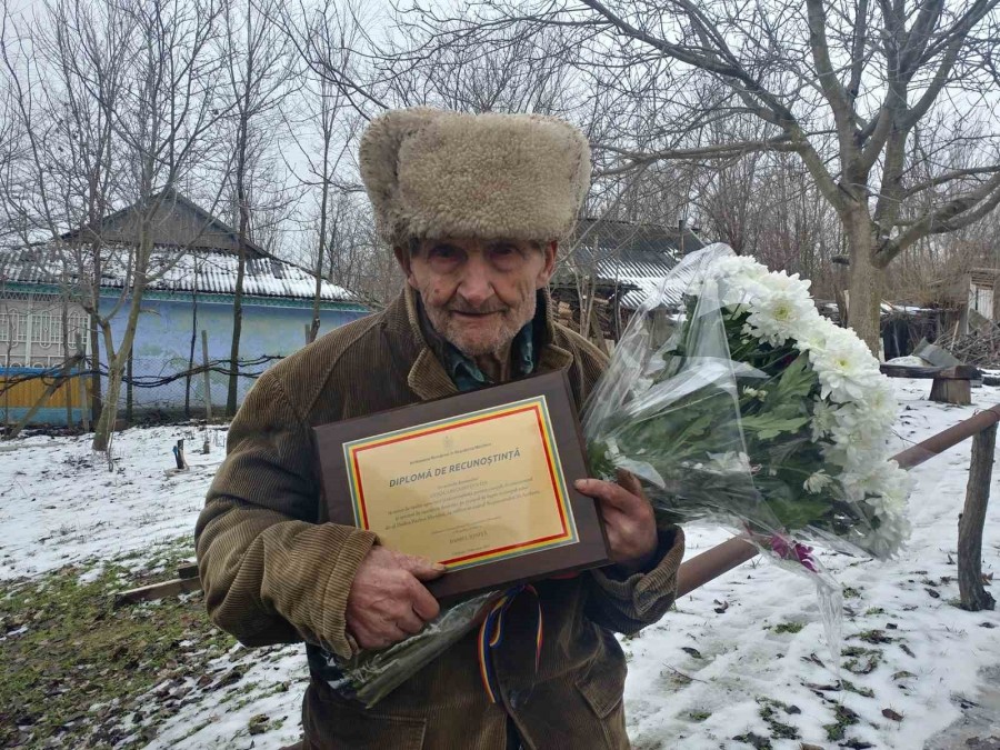Veteranul de război Constantin Cojocari, sărbătorit de Ambasada României în Republica Moldova la împlinirea vârstei de 102 ani