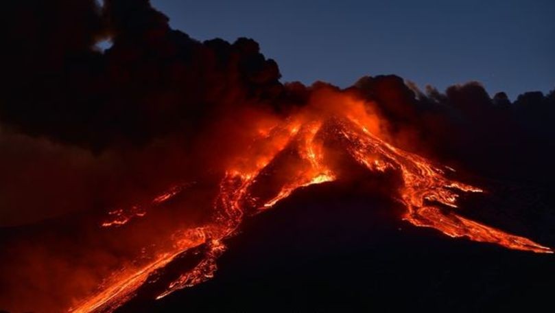 Vulcanul Etna a expulzat lavă şi cenuşă peste Sicilia; aeroportul din Catania, închis temporar