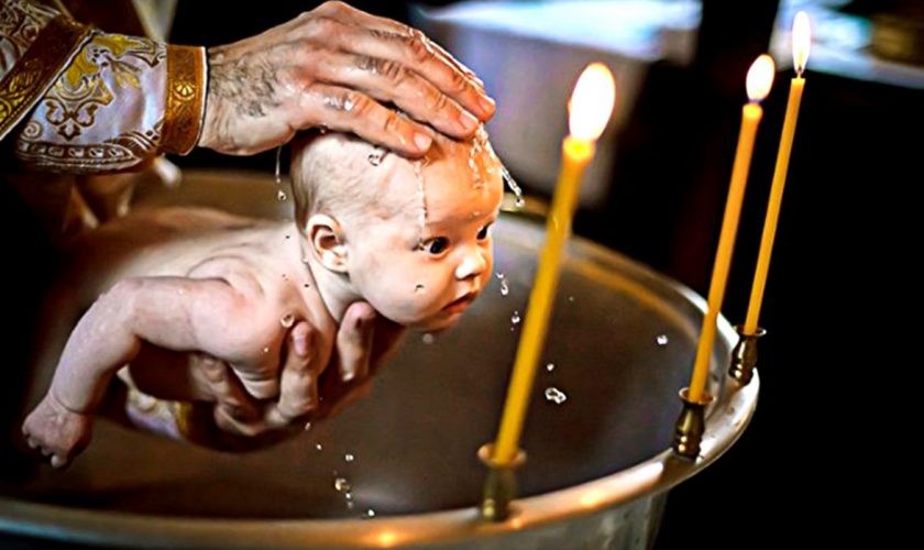 Ritualul Botezului rămâne neschimbat, a hotărât Sfântul Sinod al BOR