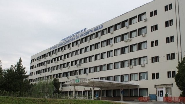 Sute de pacienți internați cu Covid în spitalele din Arad. Câte locuri sunt disponibile la ATI