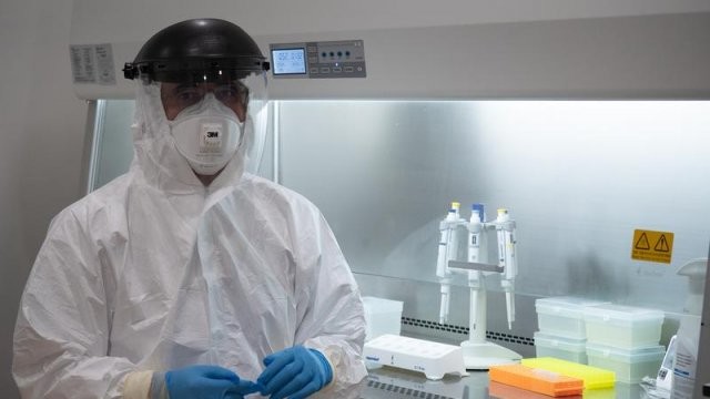 La Spitalul Județean Arad, au fost confirmate două cazuri de infectare cu tulpina britanică a virusului SARS-COV2