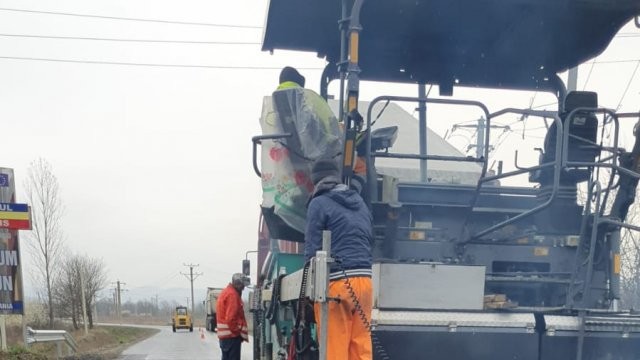 Se pune stratul de uzură pe drumul dintre Sebiş şi Donceni