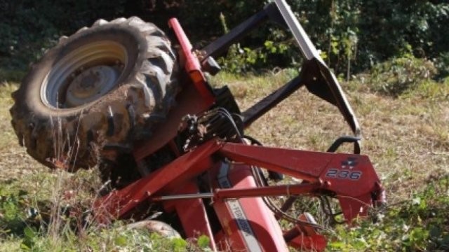 A condus beat criță un tractor și s-a răsturnat cu el, la Luguzău