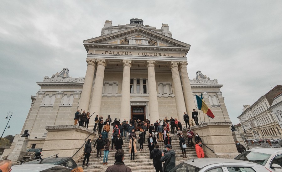 Artiștii Filarmonicii Arad au cântat pe treptele Palatului Cultural în semn de mulțumire pentru toți cei care i-au sprijinit pentru salvarea instituției