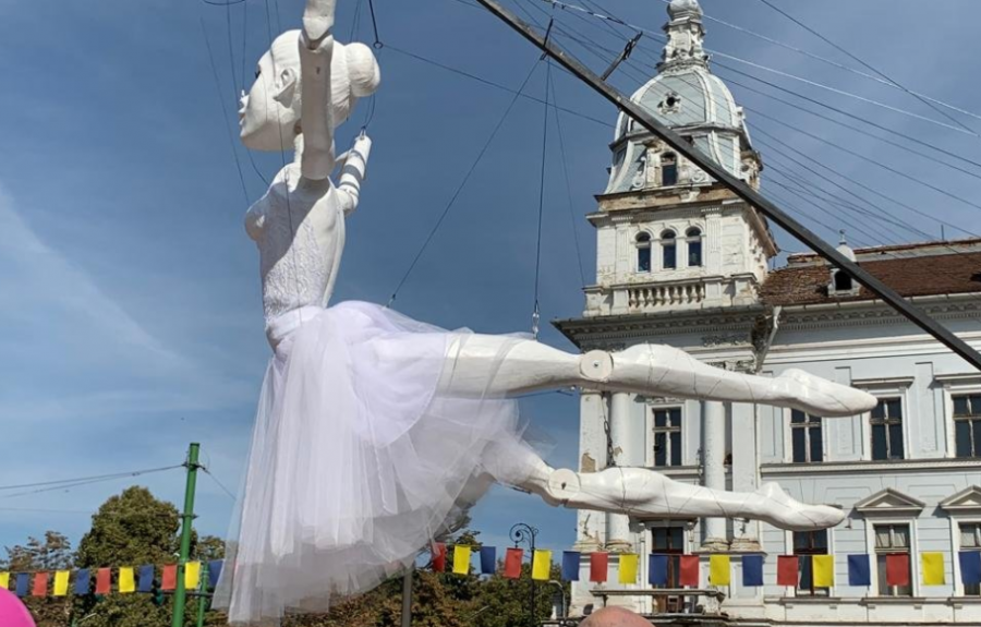 Un înger de trei metri va pluti peste Teatrul Clasic „Ioan Slavici”