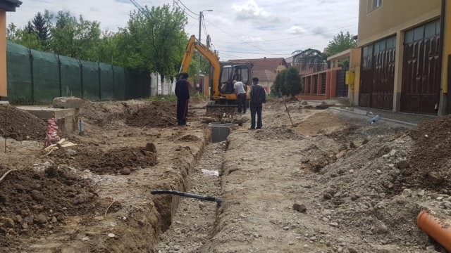 Continuă asflatarea străzilor de pământ din municipiu