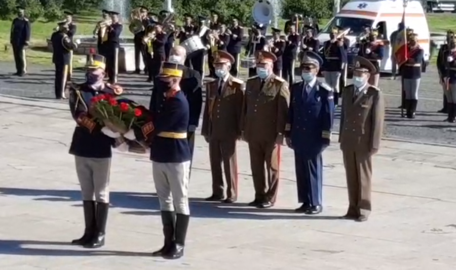 9 Mai - Depuneri de coroane de flori și slujbă de pomenire la Monumentul Eroilor Patriei de la Universitatea Naţională de Apărare