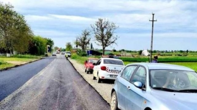 Şoferii care circulă între Curtici şi Macea sunt rugaţi să respecte semafoarele, pentru a nu strica asfaltul