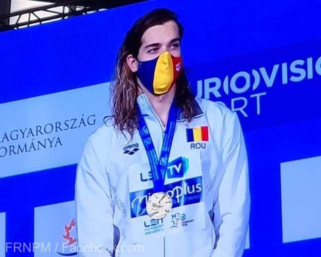Robert Glinţă, medaliat cu aur în proba de 100 m spate, la Europenele de la Budapesta