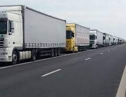 Aglomeraţie de camioane la frontiera cu Ungaria; la Vărşand se aşteaptă patru ore pentru formalităţi