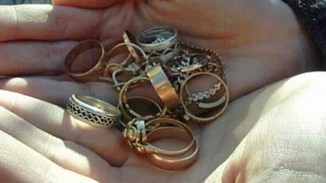 Un bărbat din Almaș a furat bijuteriile soției și s-a mutat la Dieci