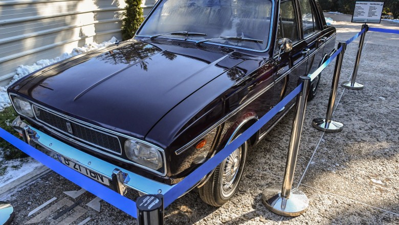 Mașina primită de Nicolae Ceaușescu de la Șahul Iranului s-a vândut cu 95.000 de euro