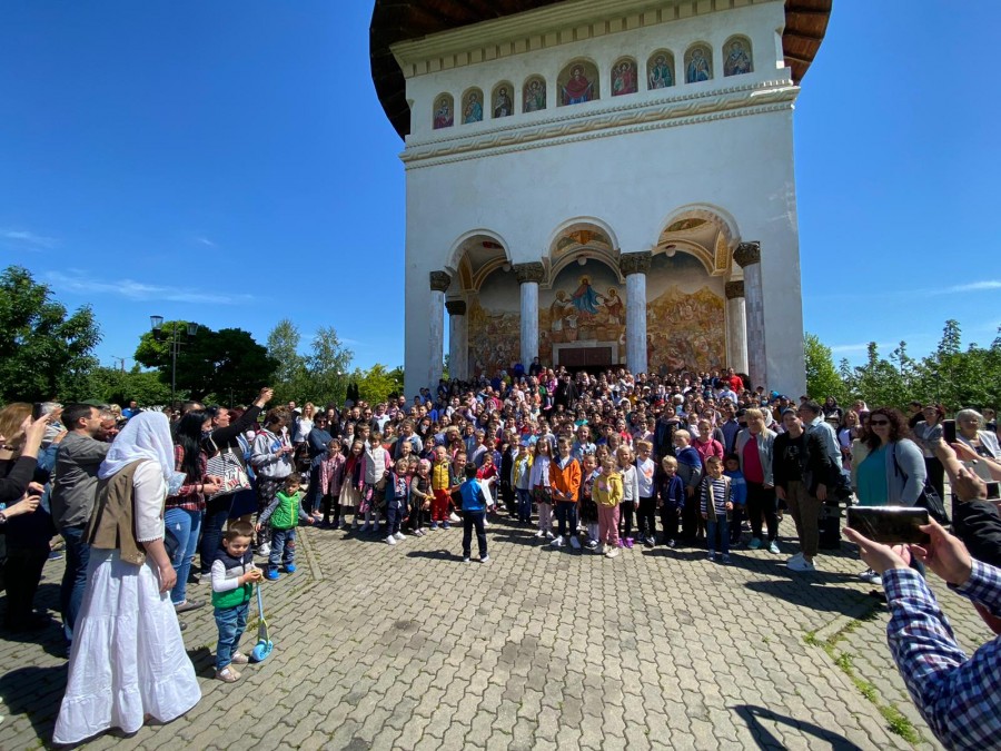 (FOTO) Ce zi, ce mare sărbătoare! Mănăstirea Gai din Arad, luată cu asalt de sărbătoriții zilei: COPIII!