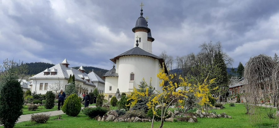 Arheologii au descoperit vechiul cimitir al Mănăstirii Văratec