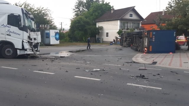 Trafic blocat pe DN7, la Săvârșin, în urma unui accident