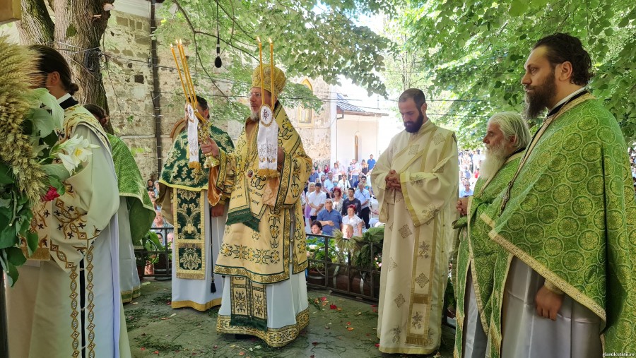 (FOTO)„Duhul Sfânt sfințește și înveșnicește viața noastră” - PS Emilian Crișanul, la hramul de vară al Mănăstirii Hodoș-Bodrog