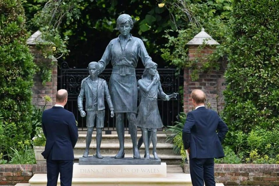 O statuie-omagiu închinată Prințesei Diana, dezvelită de William și Harry