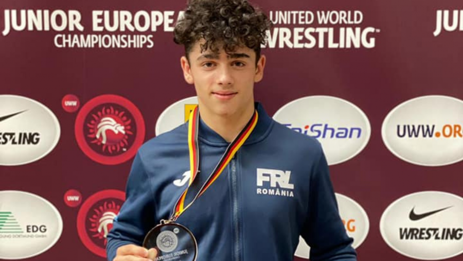 Denis Florin Mihai, micul "uriaș" al Lotului român de Greco-romane, a cucerit medalia de bronz la Europenele de juniori