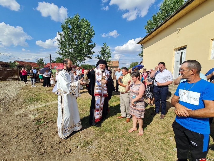 (FOTO) Astăzi s-a sfințit piatra de temelie pentru prima biserică ortodoxă din Sânpaul, închinată Sfinților Români