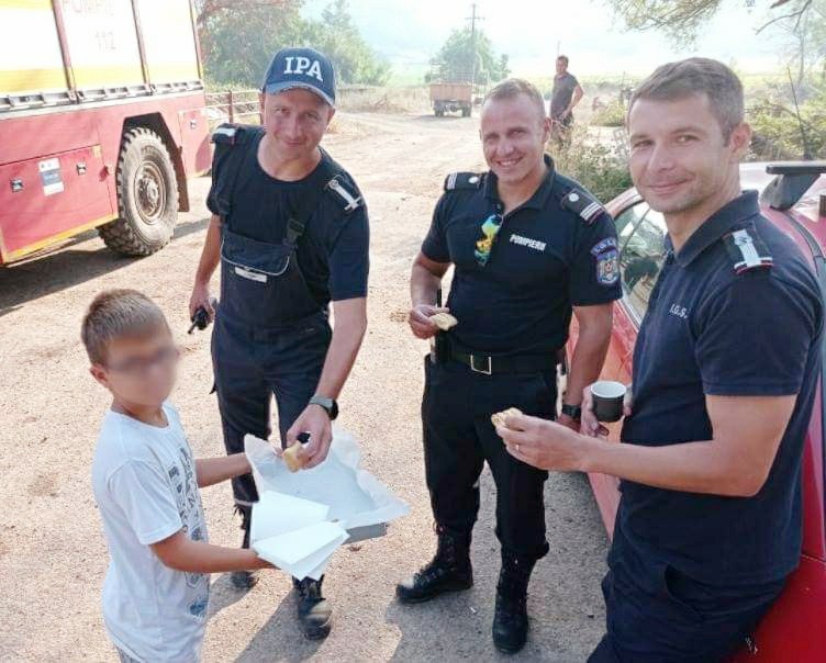 Pompierii români din Grecia: Nu ne așteptam la așa o mare recunoștință. Ne bucură sufletul să vedem cum ne privesc, cum ne dau „Bună ziua” și ne zic „Mulțumesc!”