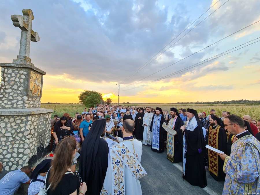 (FOTO) Mii de credincioși au mers în Ajunul Adormirii Maicii Domnului pe „Drumul Crucii” de la Mănăstirea Hodoș-Bodrog. PS Emilian: „În pelerinajul vieții creștine să descoperim Taina Maicii Domnului”
