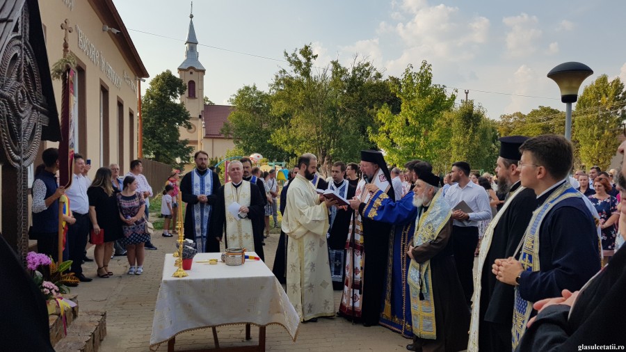 (FOTO) Sărbătoare în Parohia Firiteaz. Centrul de Tineret „Bucurie în Ortodoxie” a fost sfințit de Ierarhii arădeni, ÎPS Timotei și PS Emilian Crișanul