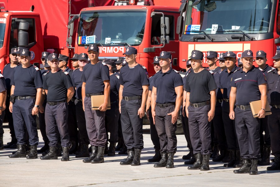 Pompierii români s-au întors din Grecia și au fost decorați cu Emblema de onoare