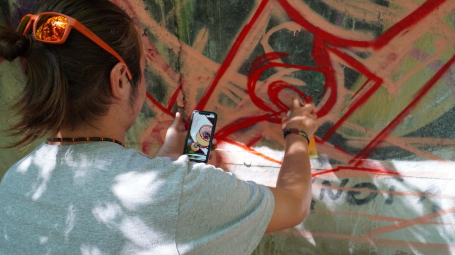 Elevii Colegiului de Arte din Arad au realizat o lucrare murală impresionantă în cadrul unui atelier organizat de Citizenit. Muralul poate fi descoperit în Parcul Eminescu