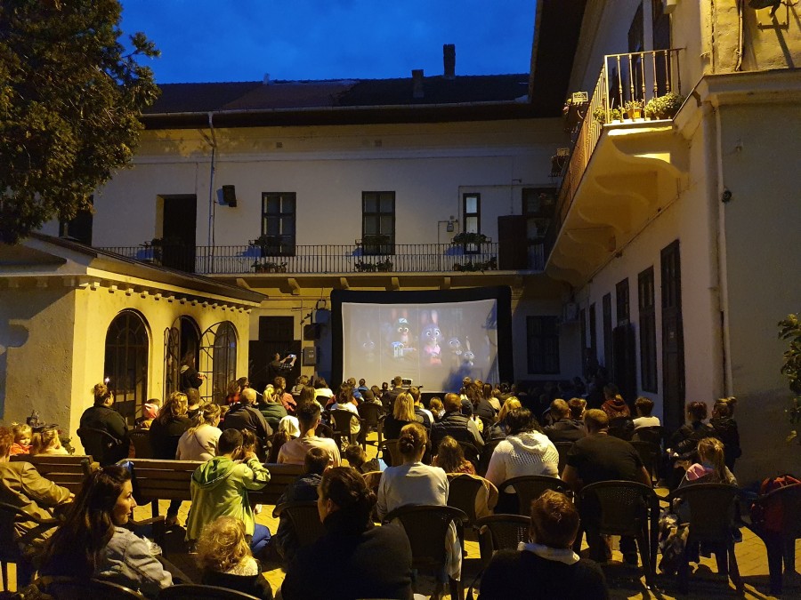 Peste 150 de copii s-au bucurat de o seară de film în aer liber la Catedrala Veche din Cetatea Aradului