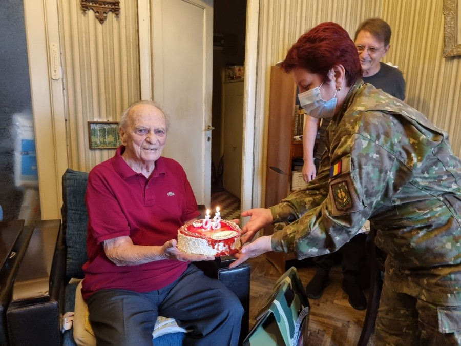 Veteranul de război Ioan-Eugen Stănescu, sărbătorit la 98 de ani