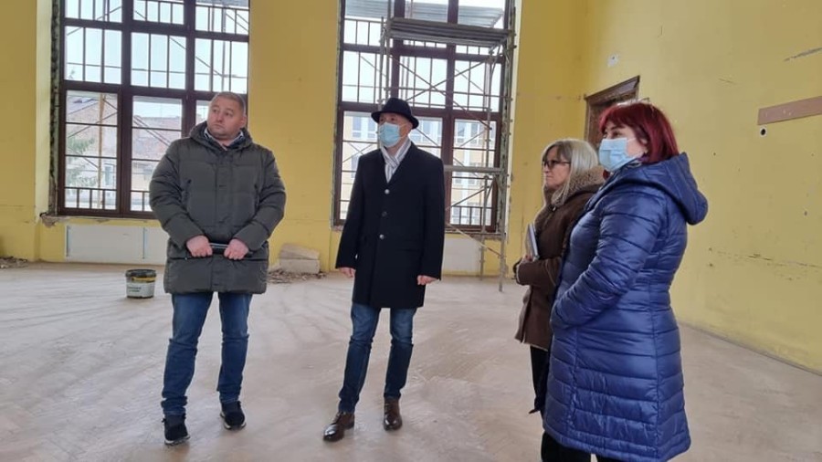 Viceprimarul Lazăr Faur vine cu o veste bună pentru părinţii, dascălii şi elevii de la Ghiba: lucrările de reabilitare au fost reluate