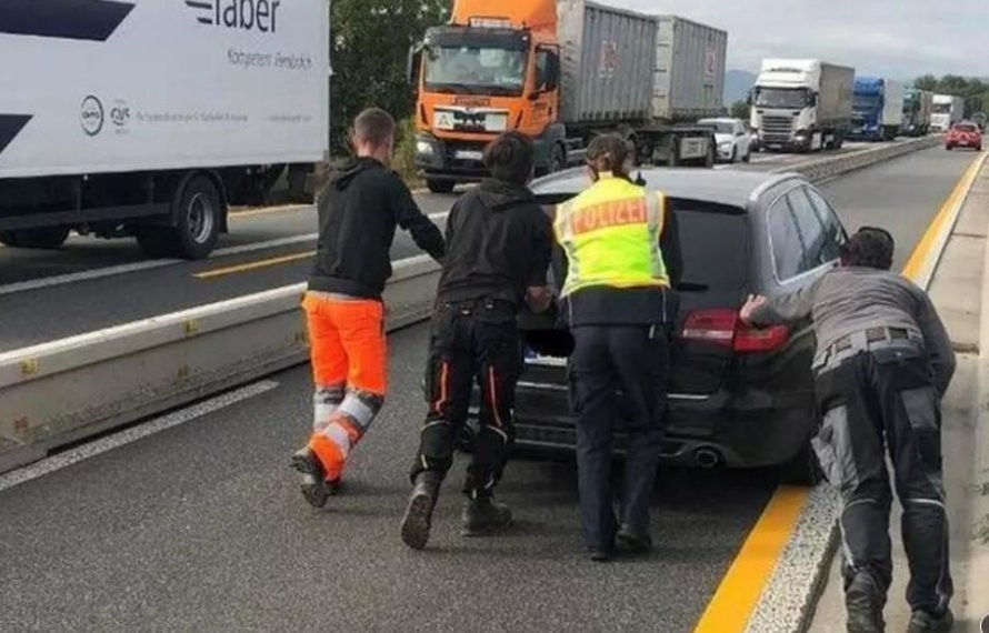 Ca în filmele cu proşti: români beţi şi fără permis prinşi de poliţişti pe autostradă în timp ce împingeau o maşină rămasă fără benzină