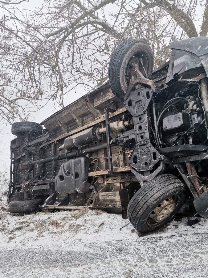 Autoturism răsturnat în afara carosabilului pe DN79 Arad-Oradea
