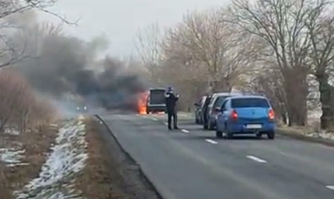 O mașină a ars ca o torță la ieșire din Arad (VIDEO)