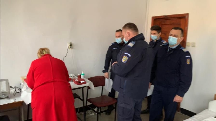 11 litri de sânge bleu-jandarm au ajuns în depozitul Centrului de Transfuzie Sanguină Arad (foto)