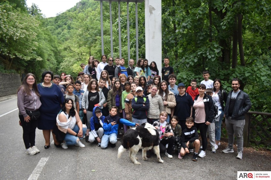 Excursie la Cazanele Dunării și Cascada Bigăr cu elevi de la şcolile din Bârsa și Buteni (FOTO şi VIDEO)