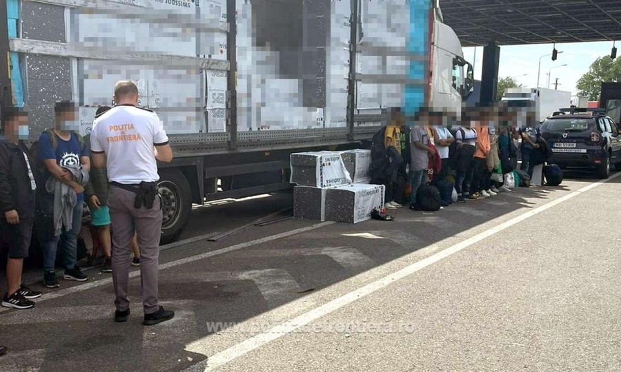 30 de migranți ascunși într-un TIR, la Nădlac II