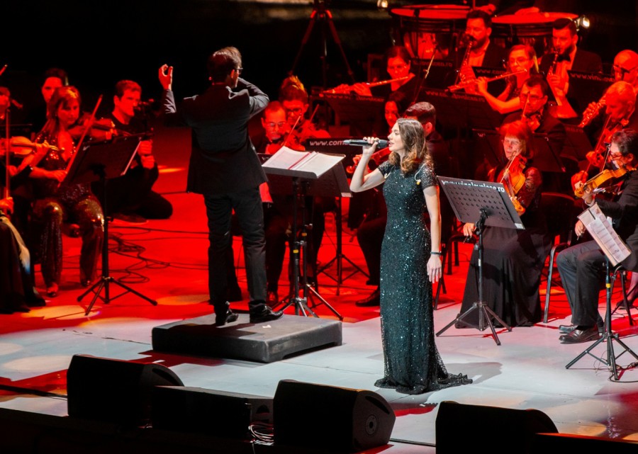 LAURA BRETAN, câștigătoarea concursului „ROMÂNII AU TALENT”, va oferi un regal muzical la Symphonic Experience, în Arad