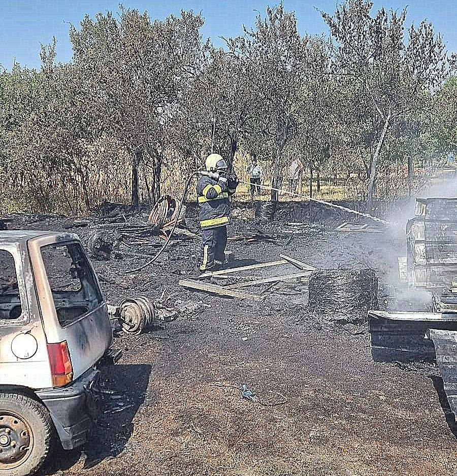 Incendiu de vegetație uscată extins la autoturisme, cu posibilitate de propagare la o locuință, în localitatea Sânpaul