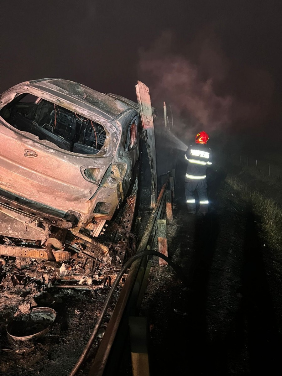 Un TIR ce transporta 8 autoturisme pe Autostrada Timișoara - Nădlac a ars în totalitate cu mașini cu tot