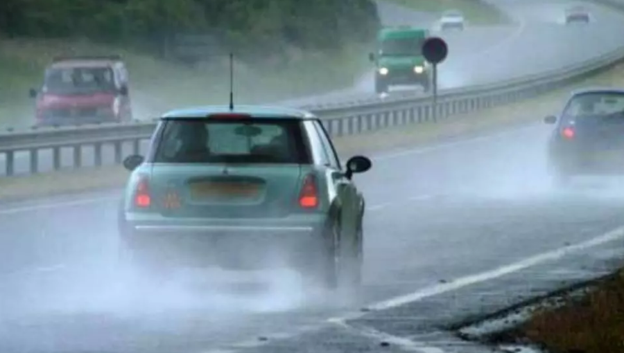 Atenție, șoferi - Circulație în condiții de ploaie în toată țara: carosabil umed, alunecos - Porturile de la Marea Neagră, închise