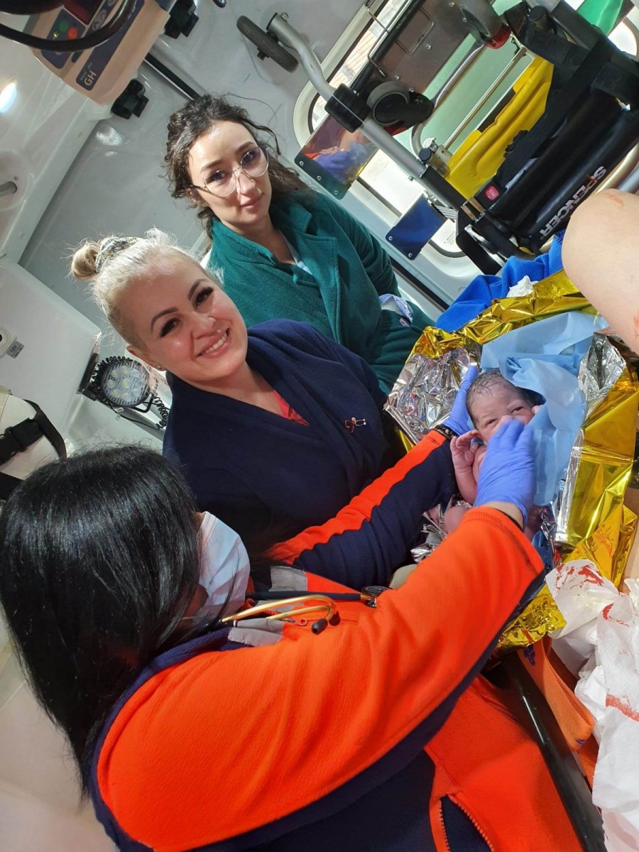 O tânără a născut în ambulanță, la intrarea în Spitalul Matern (FOTO)