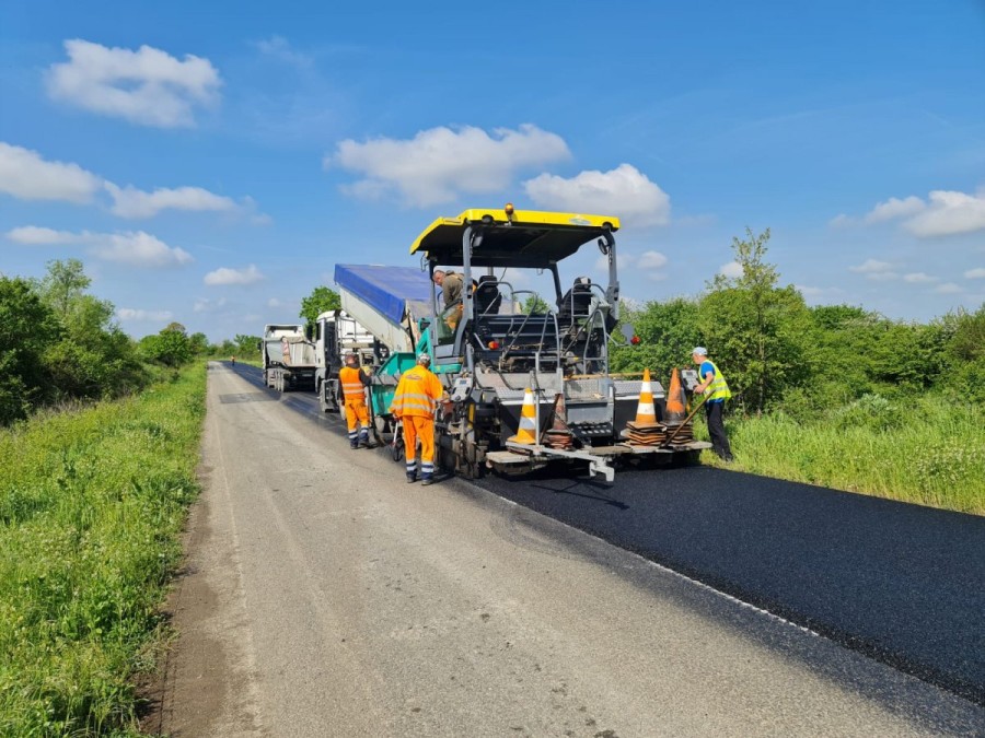 Se modernizează drumul Șilindia-Târnova; câţi localnici vor beneficia de investiţia făcută de CJA