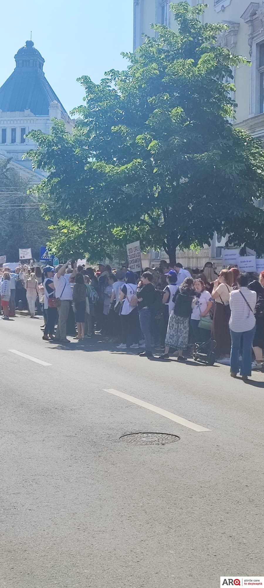 Sindicaliştii din Educaţie pichetează Prefectura (FOTO)