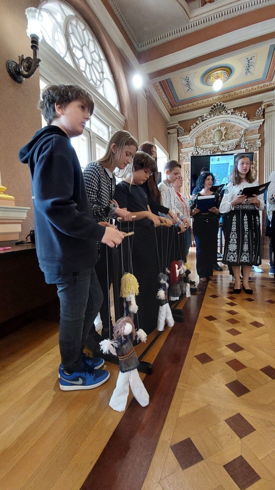Ziua Eroilor Noștri – recital de poezie și muzică patriotică (FOTO)